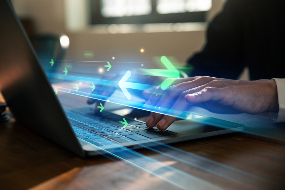 Sync,,business,woman,working,with,transfer,arrows,icon,on,laptop,